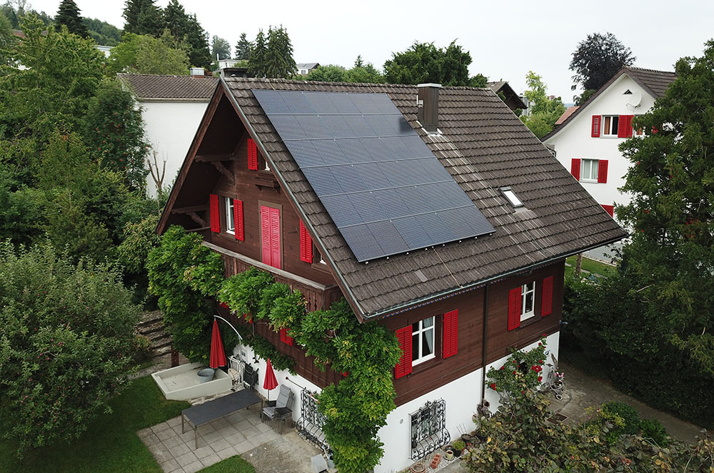 Lenz Solar- und Gebäudetechnik - Photovoltaikanlage Ost/West EFH in Uzwil mit 11.16kWp. In Zusammenarbeit mit der SAK St.Gallisch-Appenzellische Kraftwerke AG.